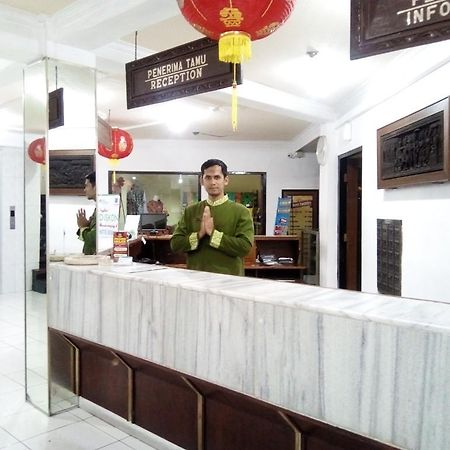 Hotel Merdeka Мадиун Экстерьер фото