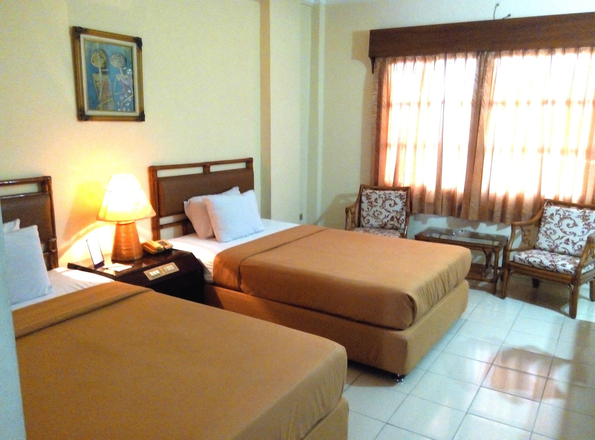 Hotel Merdeka Мадиун Экстерьер фото