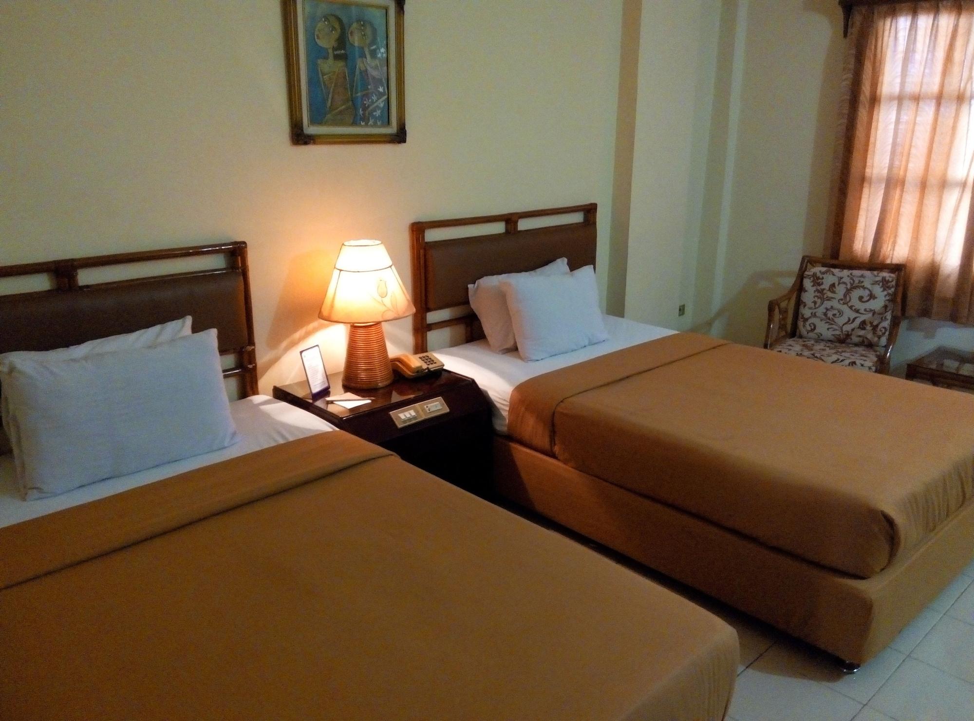 Hotel Merdeka Мадиун Экстерьер фото