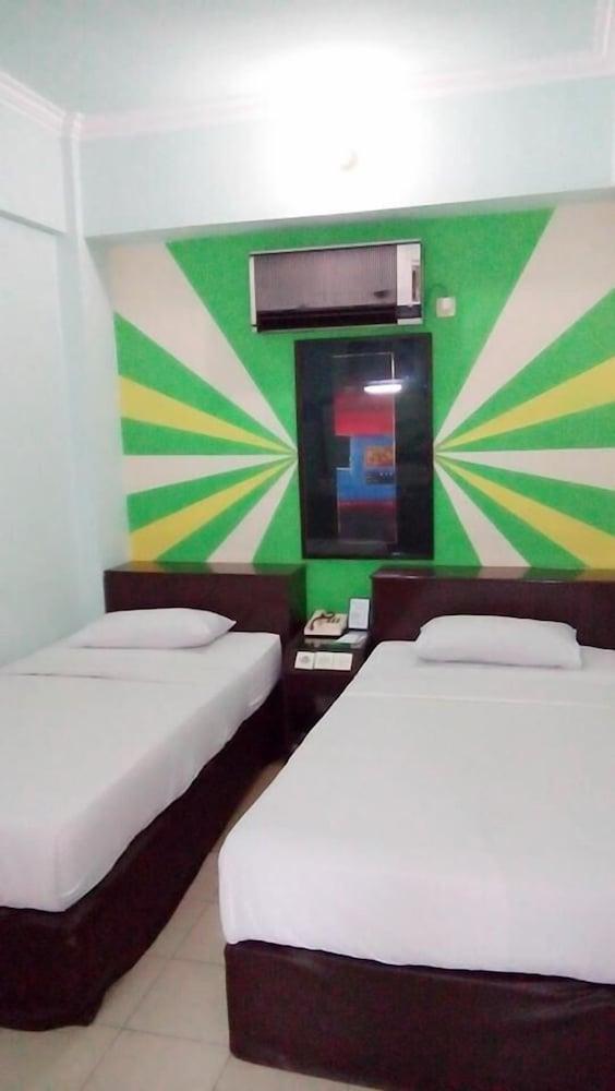 Hotel Merdeka Мадиун Экстерьер фото