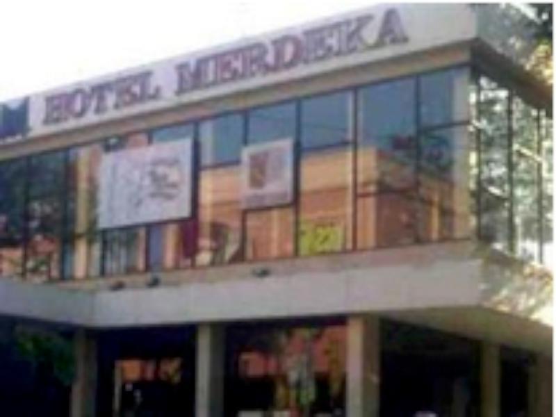 Hotel Merdeka Мадиун Экстерьер фото