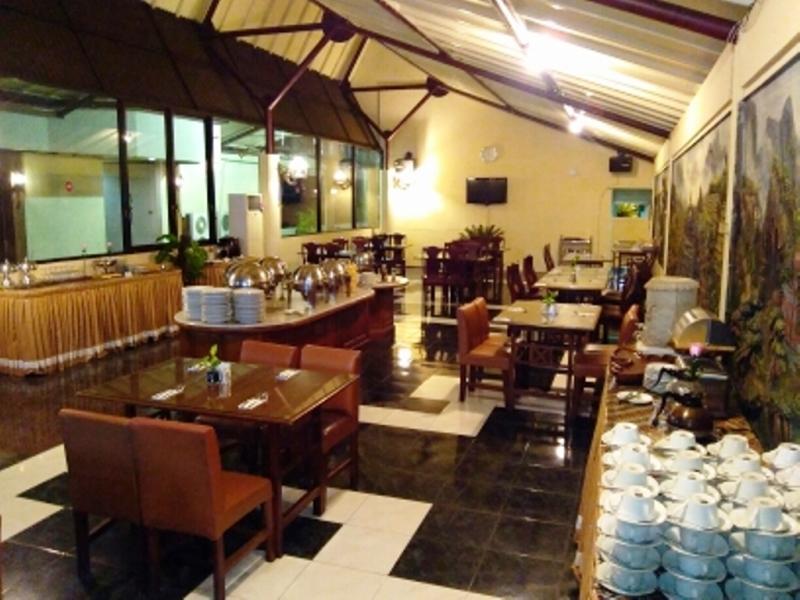 Hotel Merdeka Мадиун Экстерьер фото