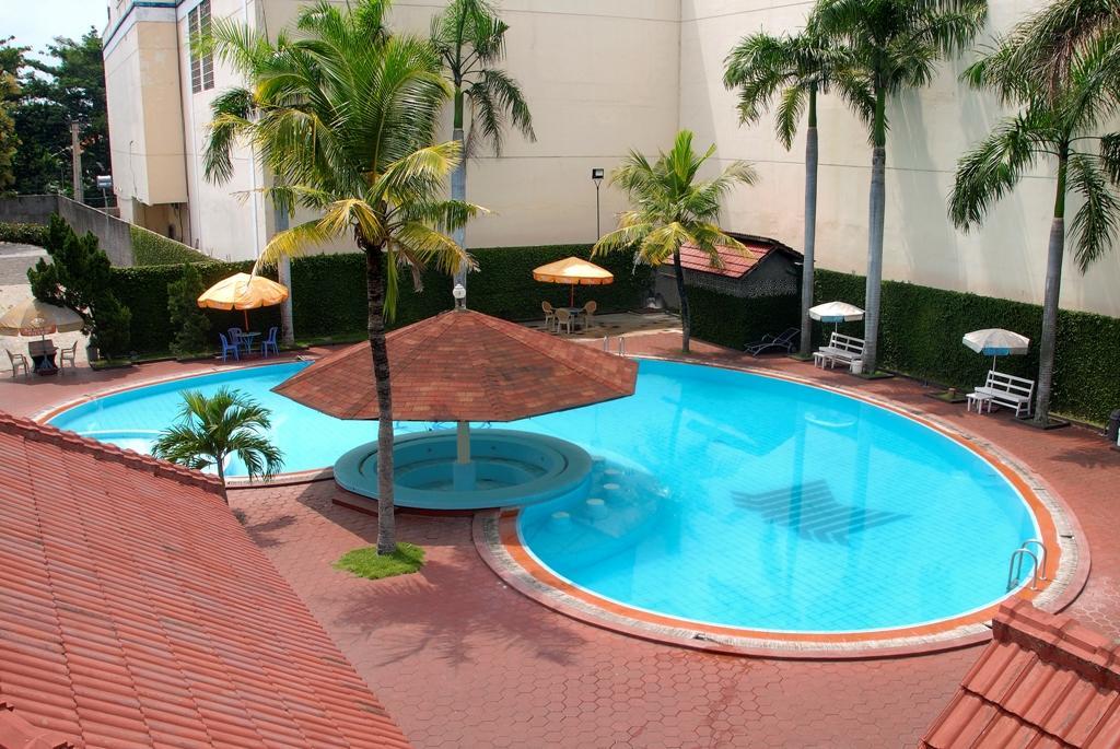 Hotel Merdeka Мадиун Экстерьер фото