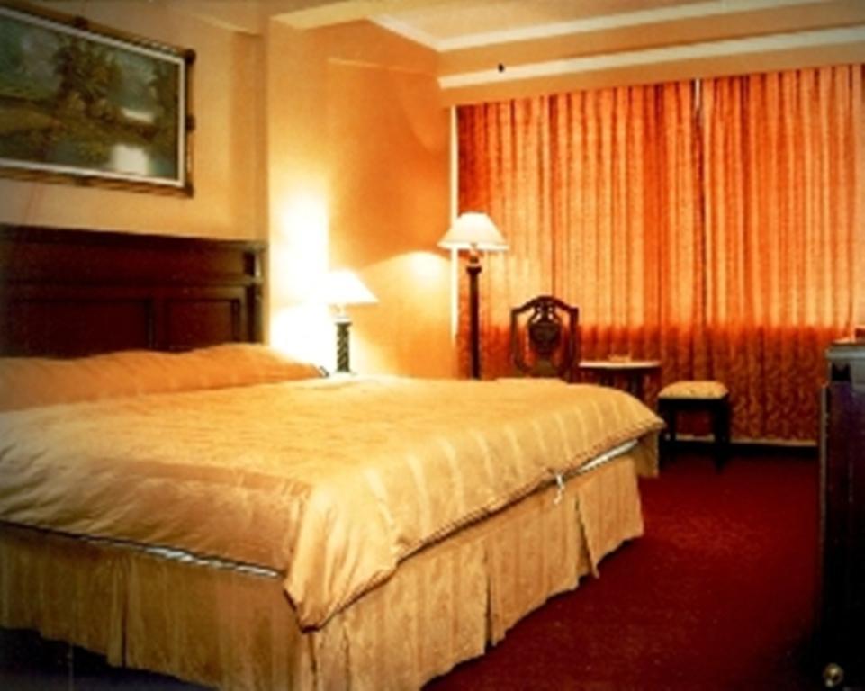 Hotel Merdeka Мадиун Экстерьер фото