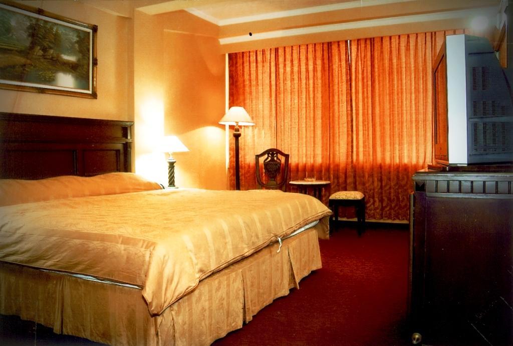 Hotel Merdeka Мадиун Экстерьер фото