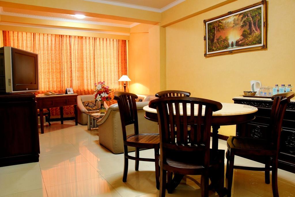 Hotel Merdeka Мадиун Экстерьер фото