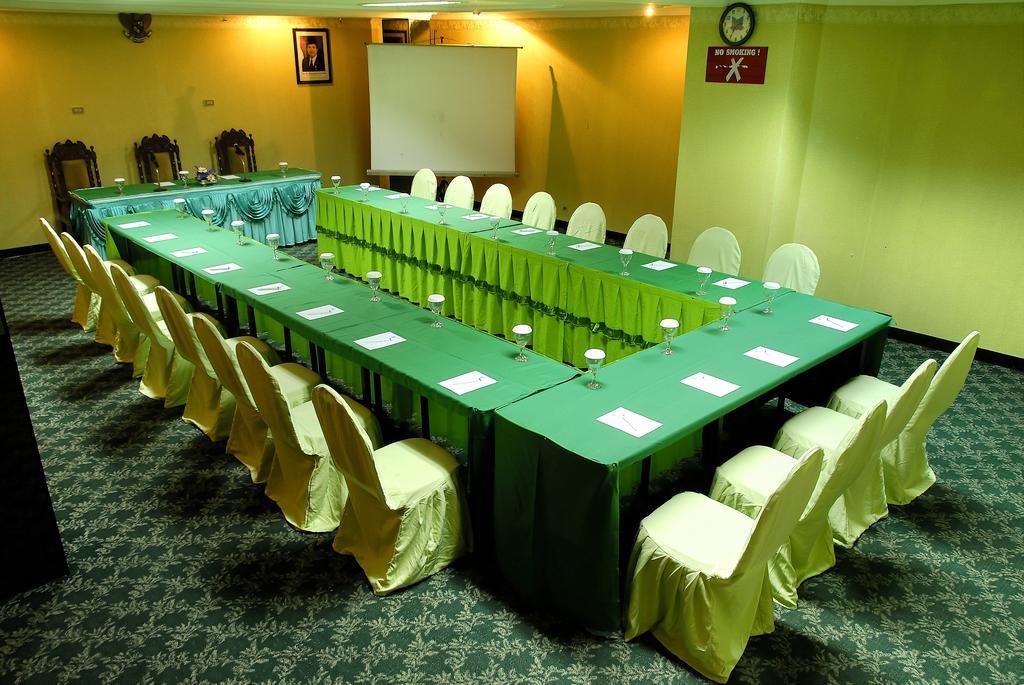 Hotel Merdeka Мадиун Экстерьер фото