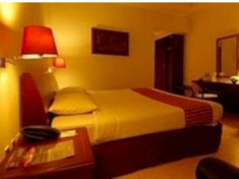 Hotel Merdeka Мадиун Экстерьер фото