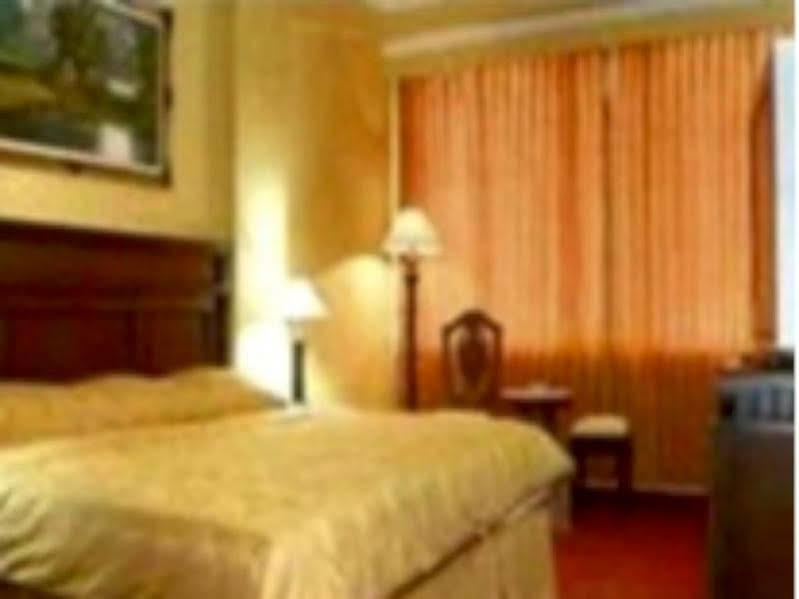 Hotel Merdeka Мадиун Экстерьер фото