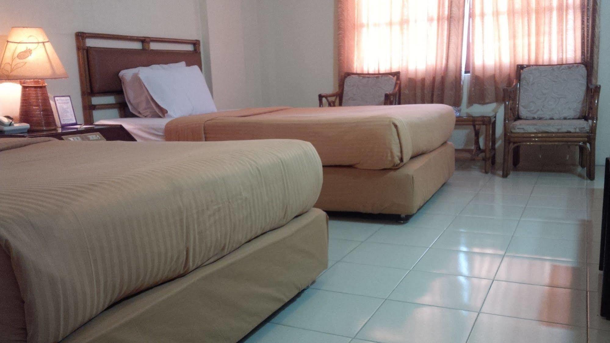 Hotel Merdeka Мадиун Экстерьер фото